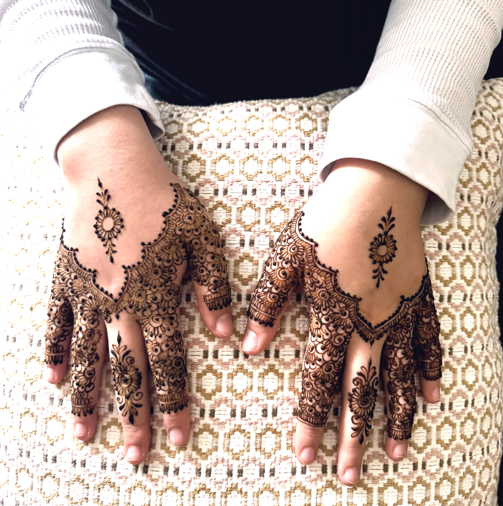 Arabic style henna on hands